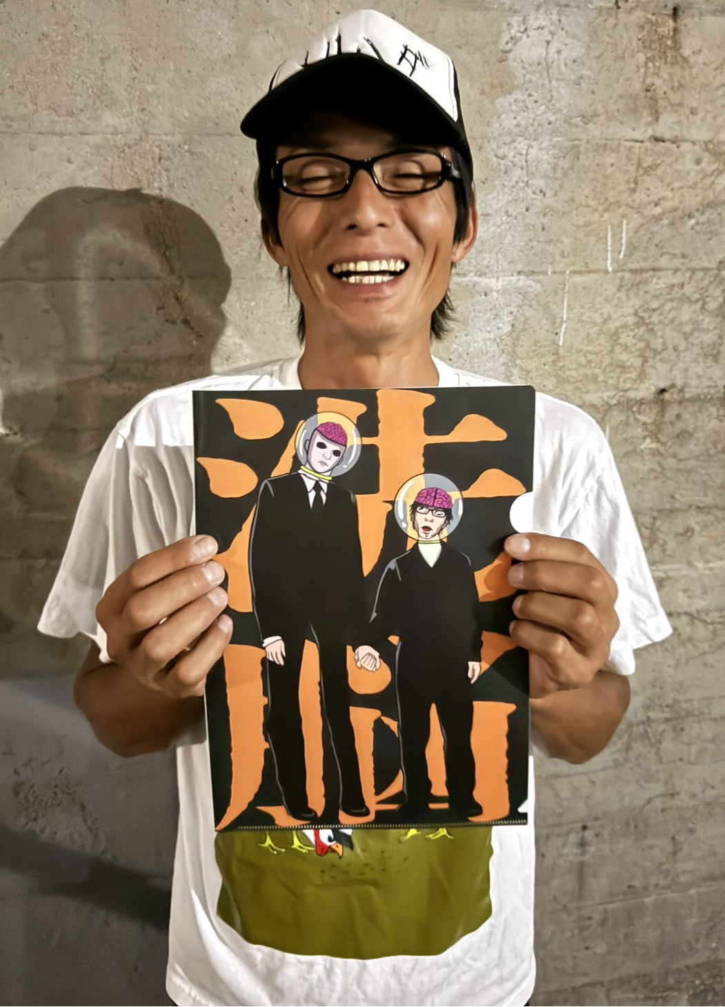 トリハダオリジナルクリアファイル｜手に持ったイメージ（サイズ感）