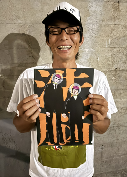 トリハダオリジナルクリアファイル｜手に持ったイメージ（サイズ感）